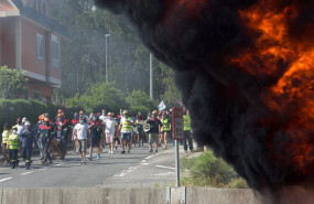 ep archivo   trabajadores de alcoa cortan una carretera y se manifiestan para defender el futuro de