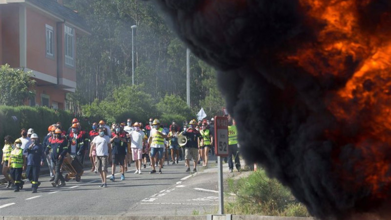 Archivo - Trabajadores de Alcoa cortan una carretera y se manifiestan para defender el futuro de la fábrica de aluminio en San Cibrao, a 19 de julio de 2021, en San Cibrao, Cervo Lugo, Galicia (España). A juicio del comité de empresa, la reunión del pasad | César Arxina - Europa Press - Archivo ep archivo trabajadores de alcoa cortan una carretera y se manifiestan para defender el futuro de