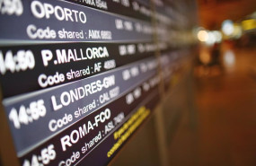 ep archivo   un panel de vuelo en la terminal t4 del aeropuerto adolfo suarez madrid barajas