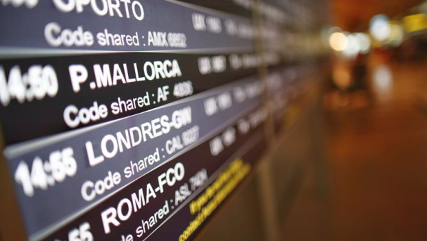 ep archivo   un panel de vuelo en la terminal t4 del aeropuerto adolfo suarez madrid barajas