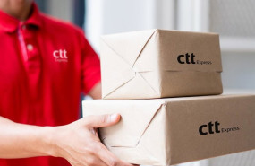 ep archivo   un trabajador de ctt express entrega unos paquetes