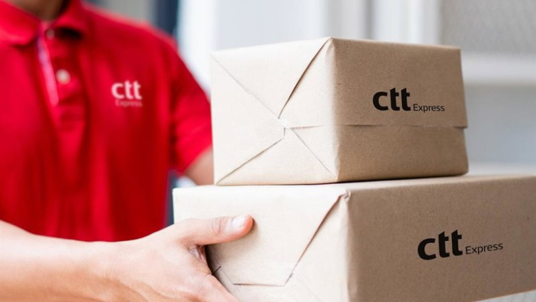 ep archivo   un trabajador de ctt express entrega unos paquetes