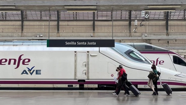 ep archivo   un tren ave estacionado en un anden de la estacion de santa justa en foto de archivo