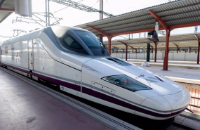 ep archivo   un tren de renfe en la estacion de chamartin clara campoamor madrid