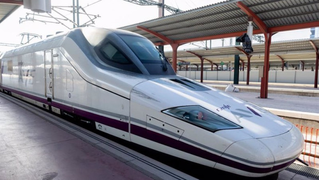 ep archivo un tren de renfe en la estacion de chamartin clara campoamor madrid ep archivo un tren de renfe en la estacion de chamartin clara campoamor madrid