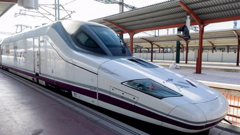 ep archivo   un tren de renfe en la estacion de chamartin clara campoamor madrid