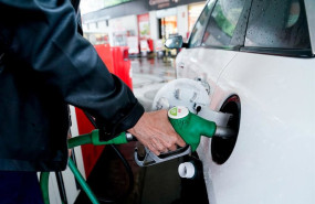 ep archivo   una mujer pone gasolina a su vehiculo en una gasoliner