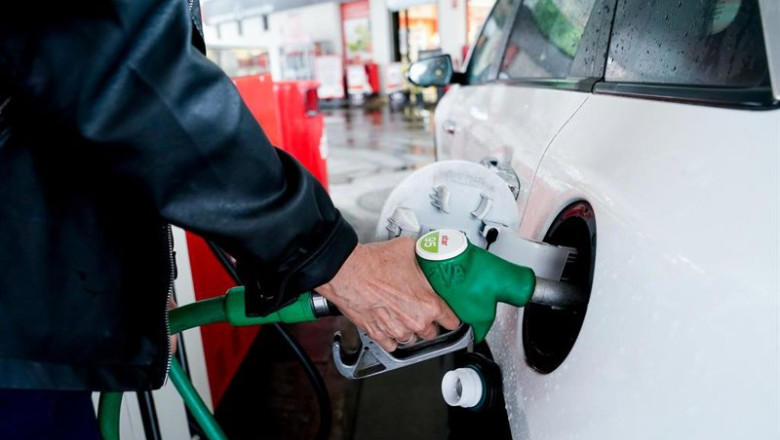 ep archivo   una mujer pone gasolina a su vehiculo en una gasoliner