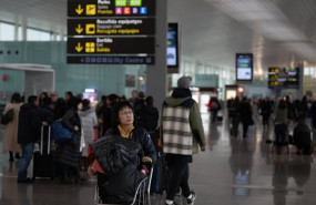 ep archivo   una mujer transporta en un carro sus maletas en el aeropuerto de el prat