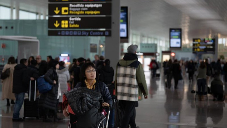 ep archivo   una mujer transporta en un carro sus maletas en el aeropuerto de el prat