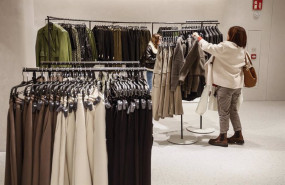 ep archivo   una mujer ve la ropa en una macrotienda de zara en el boulevard austria de valncia a 2