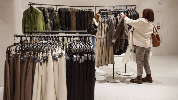 ep archivo una mujer ve la ropa en una macrotienda de zara en el boulevard austria de valncia a 2 ep archivo una mujer ve la ropa en una macrotienda de zara en el boulevard austria de valncia a 2