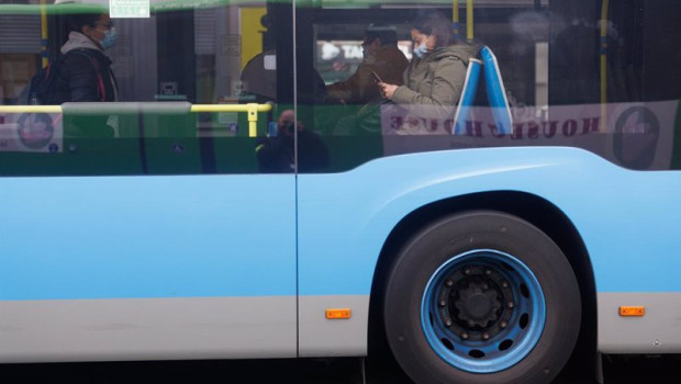 ep archivo   varias personas con mascarilla en un autobus de la emt en las inmediaciones de plaza de