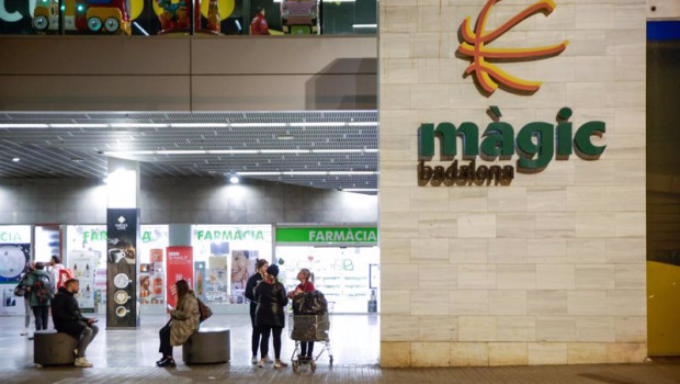 ep archivo   varias personas en la entrada del centro comercial mgic badalona a 27 de marzo de 2024