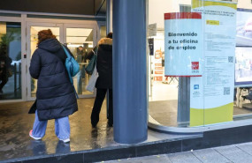 ep archivo   varias personas entrando en una oficina publica de empleo