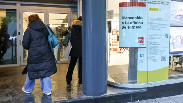 ep archivo   varias personas entrando en una oficina publica de empleo