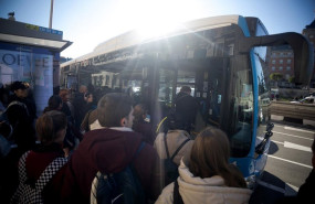 ep archivo   varias personas esperan al autobus