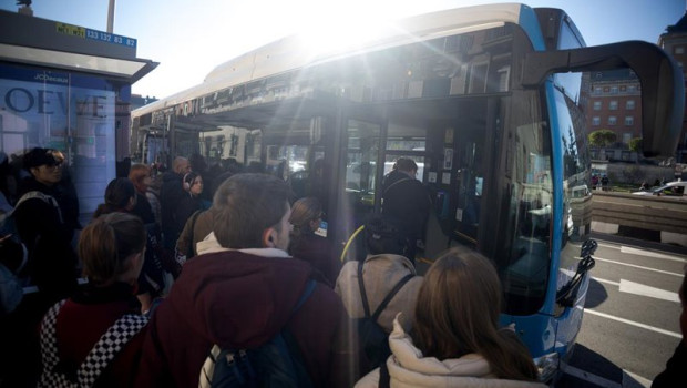 ep archivo   varias personas esperan al autobus