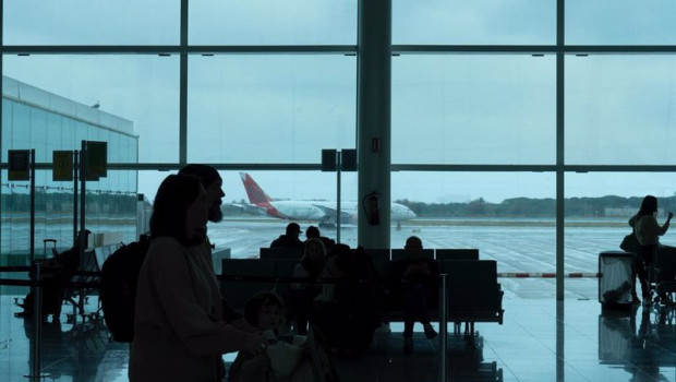 ep archivo   varias personas esperan sentadas frente a un avion aparcado en la pista del aeropuerto