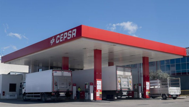 ep archivo   varios camiones repostando en una gasolinera de cepsa
