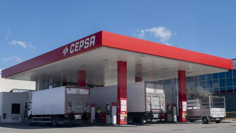 ep archivo varios camiones repostando en una gasolinera de cepsa ep archivo varios camiones repostando en una gasolinera de cepsa