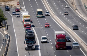 ep archivo   varios vehiculos circulan en la autovia a4 a 27 de junio de 2025 en madrid espana