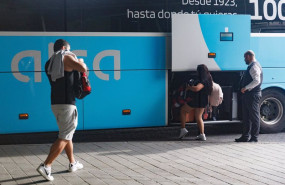 ep archivo   viajeros depositando sus maletas en el maletero de un autobus de alsa en la estacion