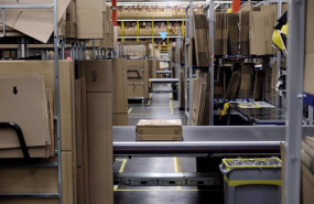 ep archivo vista de una cinta mecanica y varias cajas de carton en un centro logistico ep archivo vista de una cinta mecanica y varias cajas de carton en un centro logistico