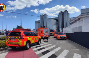 ep bomberos del consorcio en la planta de vicky foods donde se ha declarado un incendio en una linea
