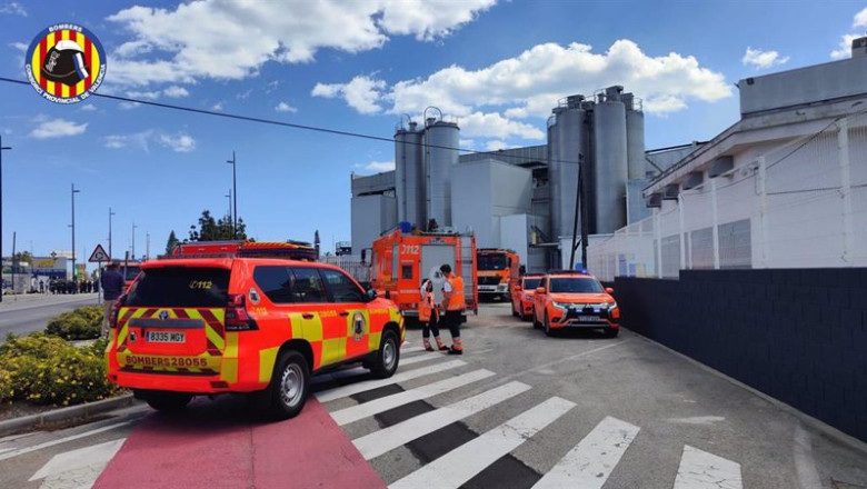 ep bomberos del consorcio en la planta de vicky foods donde se ha declarado un incendio en una linea