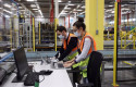ep dos trabajadores con ordenadores en las instalaciones del centro logistico de amazon a 1 de abril