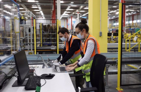 ep dos trabajadores con ordenadores en las instalaciones del centro logistico de amazon a 1 de abril ep dos trabajadores con ordenadores en las instalaciones del centro logistico de amazon a 1 de abril