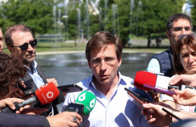 ep el alcalde de madrid jose luis martinez almeida atiende a medios durante una visita a la playa de