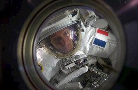 ep el astronauta de la esa thomas pesquet en la esclusa de aire durante su primera caminata espacial
