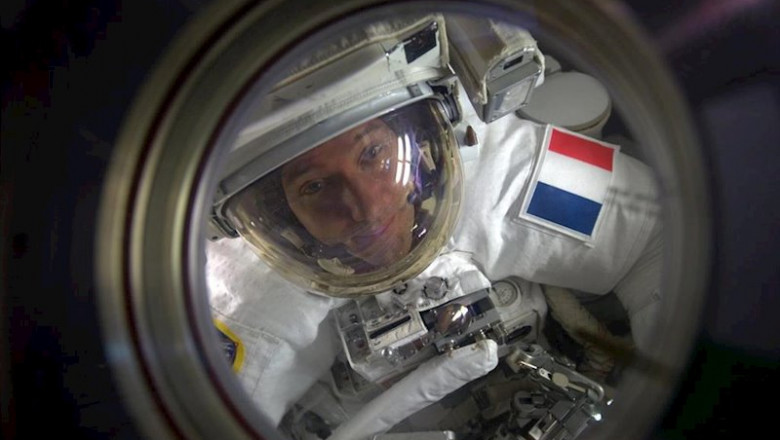 ep el astronauta de la esa thomas pesquet en la esclusa de aire durante su primera caminata espacial ep el astronauta de la esa thomas pesquet en la esclusa de aire durante su primera caminata espacial