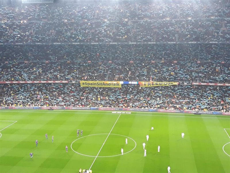 ep el camp nou al inicio del patido entre fc barcelona y real madrid