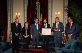 ep el chef coco montes de pabu recogiendo un premio