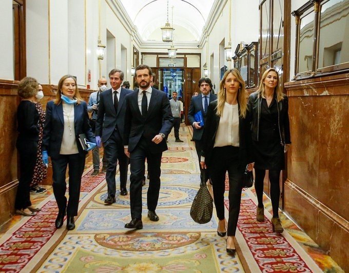 El líder del PP, Pablo Casado, con Cayetana Álvarez de Toledo y otros diputados del Grupo Popular | DAVID MUDARRA (PP) ep el lider del pp pablo casado con cayetana alvarez de toledo y otros diputados del grupo popular