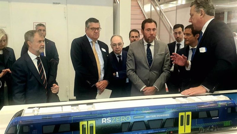 El ministro de Transportes y Movilidad Sostenible, Óscar Puente, durante la feria internacional InnoTrans, en Berlín (Alemania). | MINISTERIO DE TRANSPORTES Y MOVILIDAD SOSTENIBLE ep el ministro de transportes y movilidad sostenible oscar puente durante la feria internacional