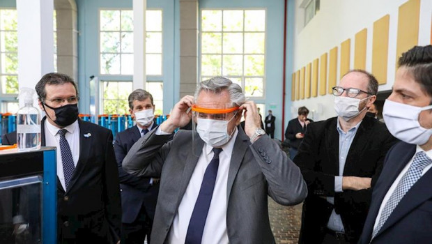 ep el presidente de argentina alberto fernandez con mascarilla y pantalla