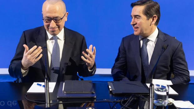 ep el presidente de bbva carlos torres vila d y el consejero delegado onur gen i presentan los