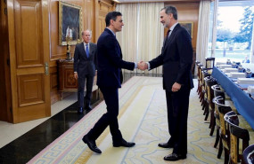 ep el rey felipe vi d saluda a su llegada al presidente del gobierno pedro sanchez en la primera