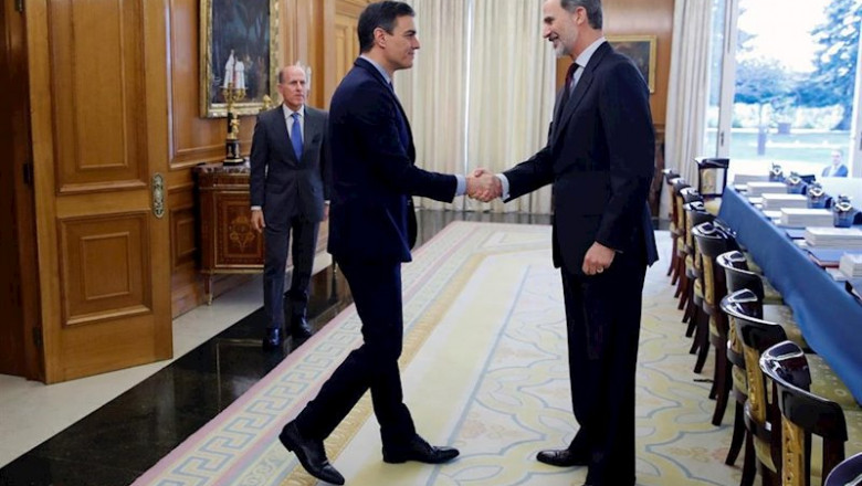 El Rey Felipe VI (d) saluda a su llegada al presidente del Gobierno, Pedro Sánchez, en la primera reunión del Consejo de Seguridad Nacional en el Palacio de la Zarzuela, en Madrid (España) a 04 de marzo de 2020. | Pool ep el rey felipe vi d saluda a su llegada al presidente del gobierno pedro sanchez en la primera