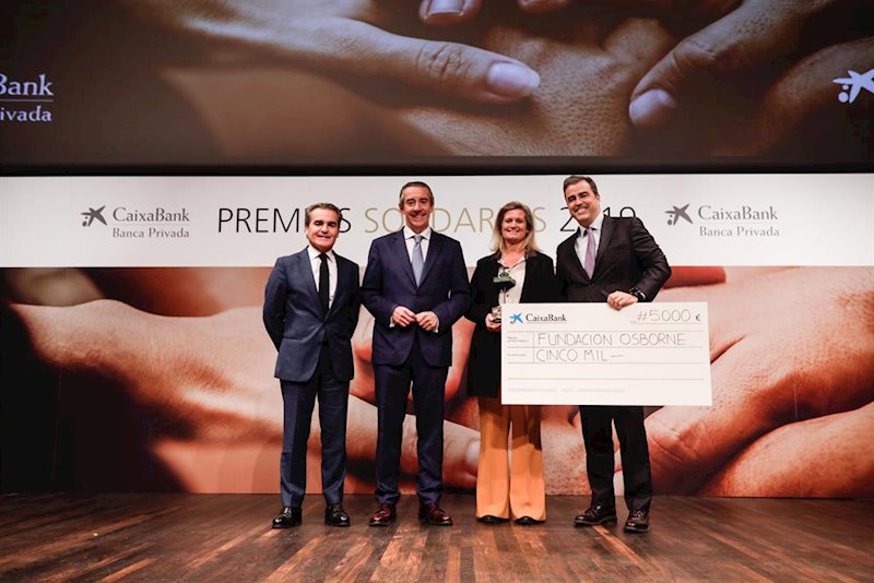 ep entrega a la fundacion osborne del premio solidarios de banca privada que organiza caixabank