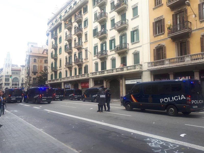 ep furgones policiales ante la jefatura de policia de barcelona