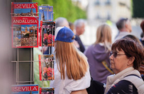 ep imagenes de recurso de turistas por el centro de sevilla a 31 de marzo de 2025 en sevilla