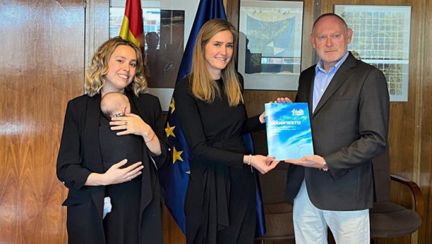 ep la secretaria de estado de energia sara aagesen con representantes del movimiento vientos de