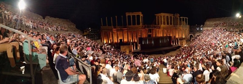 Lleno absoluto en el Teatro Romano de Mérida, en una imagen de archivo | FESTIVAL DE MÉRIDA - Archivo ep lleno absolutoteatro romanomerida enimagenarchivo