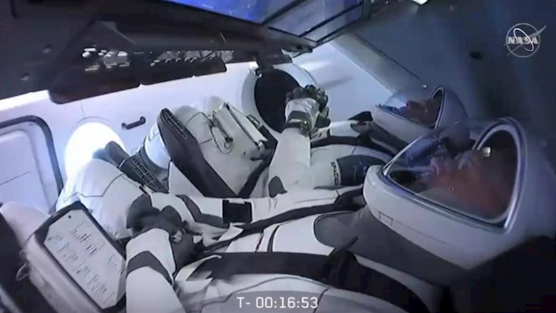 ep los astronautas harley y behnken en el interior de la crew dragon ep los astronautas harley y behnken en el interior de la crew dragon