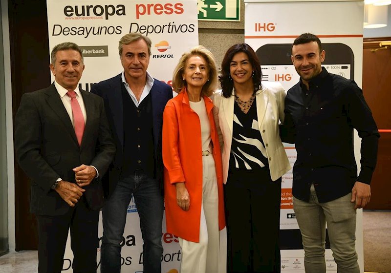 ep maria jose rienda junto a aspar carlos sainz begona elices y toni bou en los desayunos de europa
